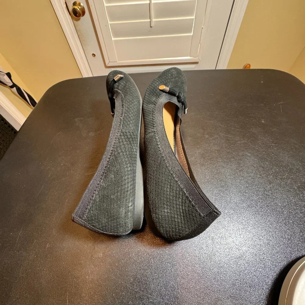 Me Too size 7.5 black leather flats